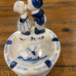 Delft Deco trinket dish/ashtray hand painted Holland boy girl kissing